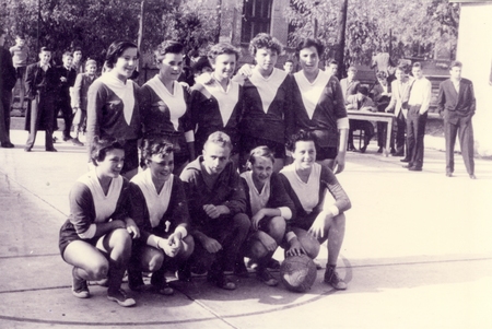 enska kšarkarska ekipa KD Postojna, trener Ljubo Miklavčič  1955 (2)